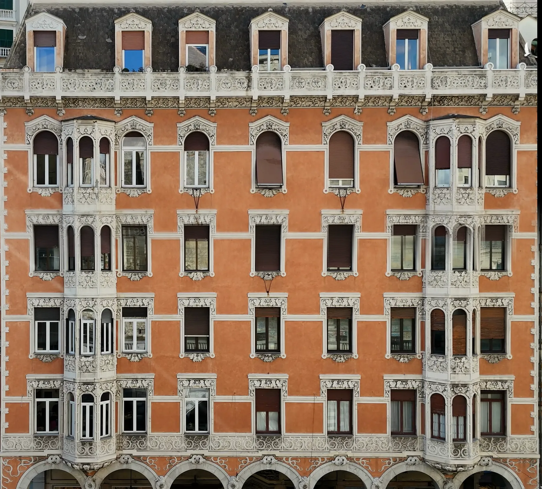 Facciata di un palazzo genovese con bovindi e tetto a mansarda