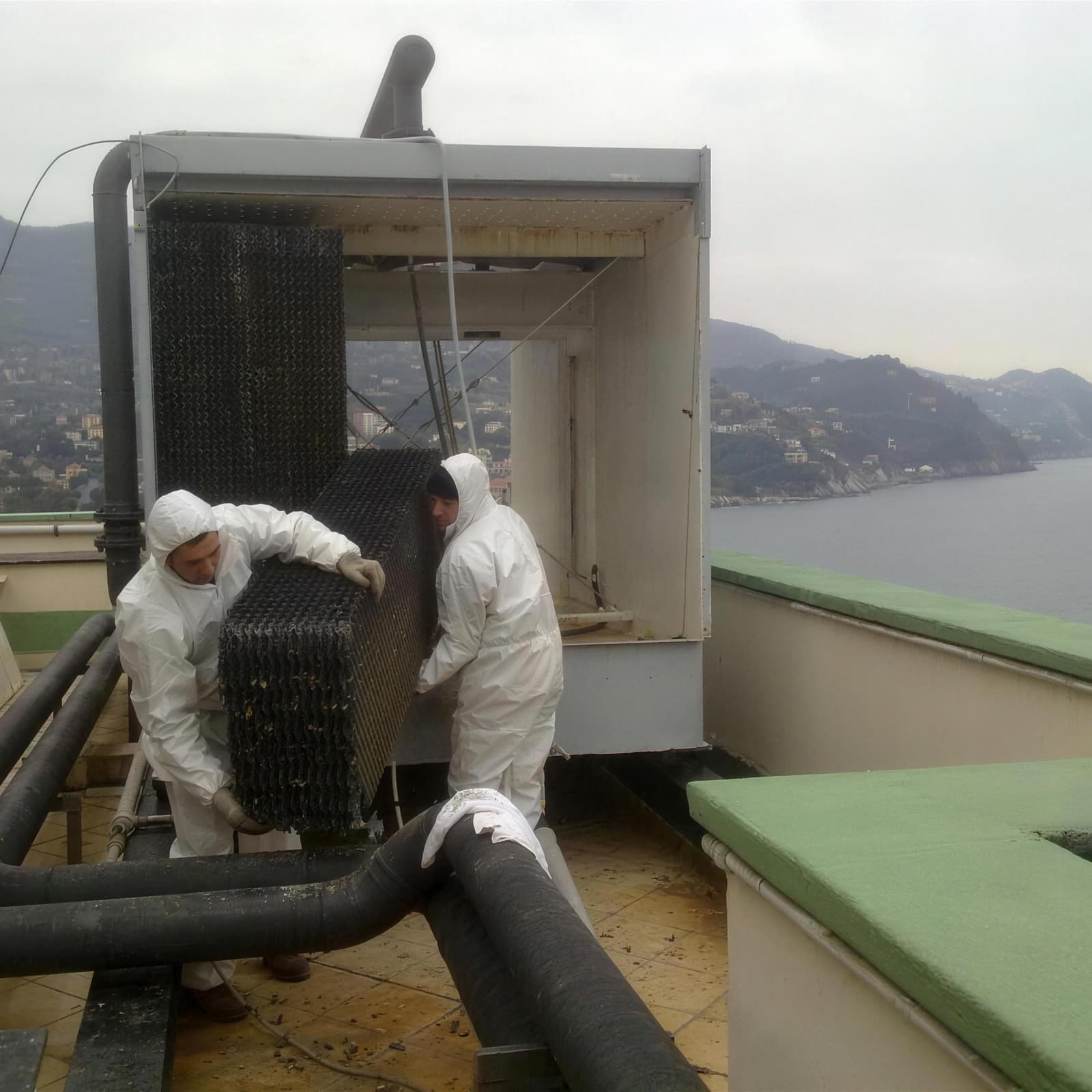 Manutenzione di una torre evaporativa sul tetto di un hotel in Riviera
