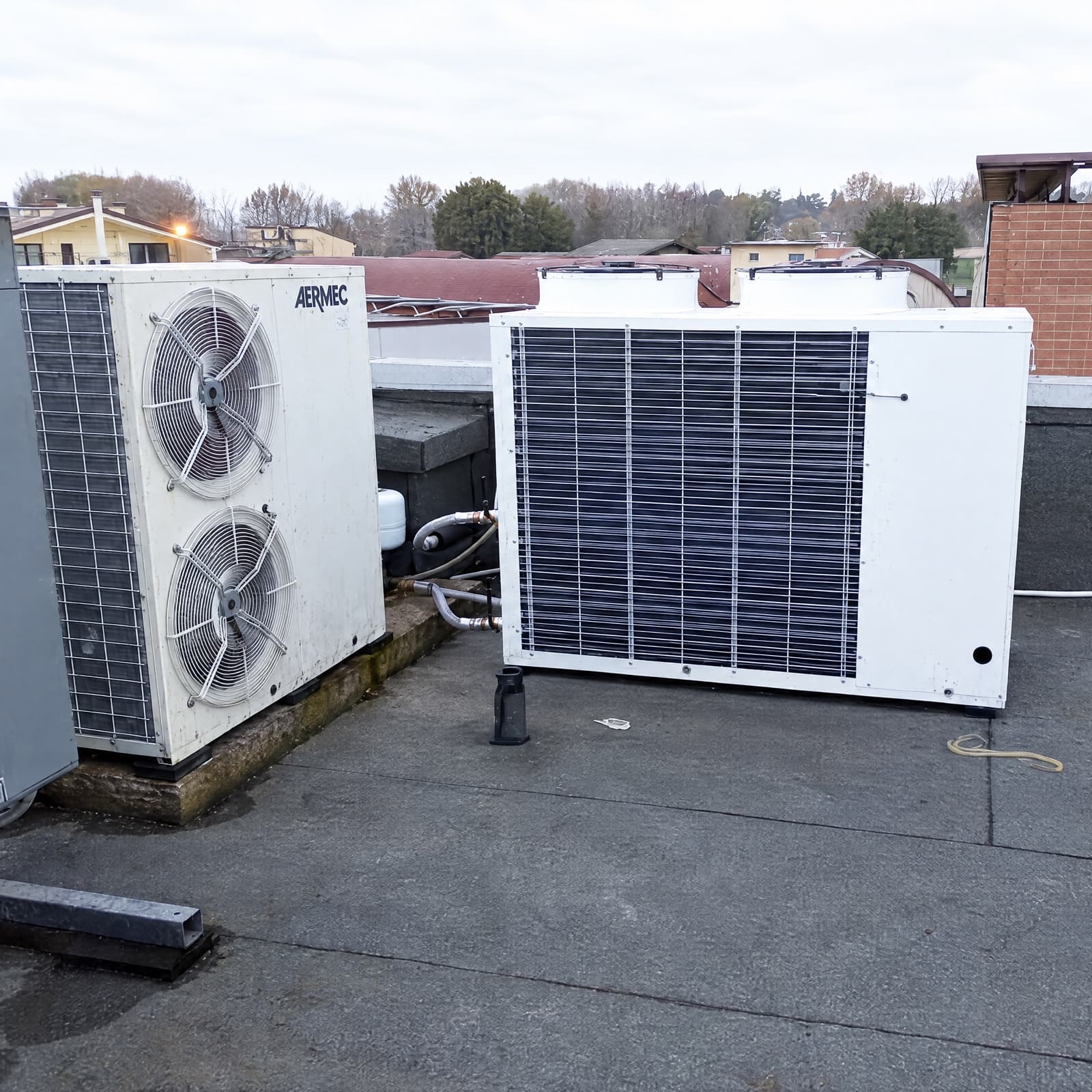 Pompa di calore e refrigeratore installati su un tetto