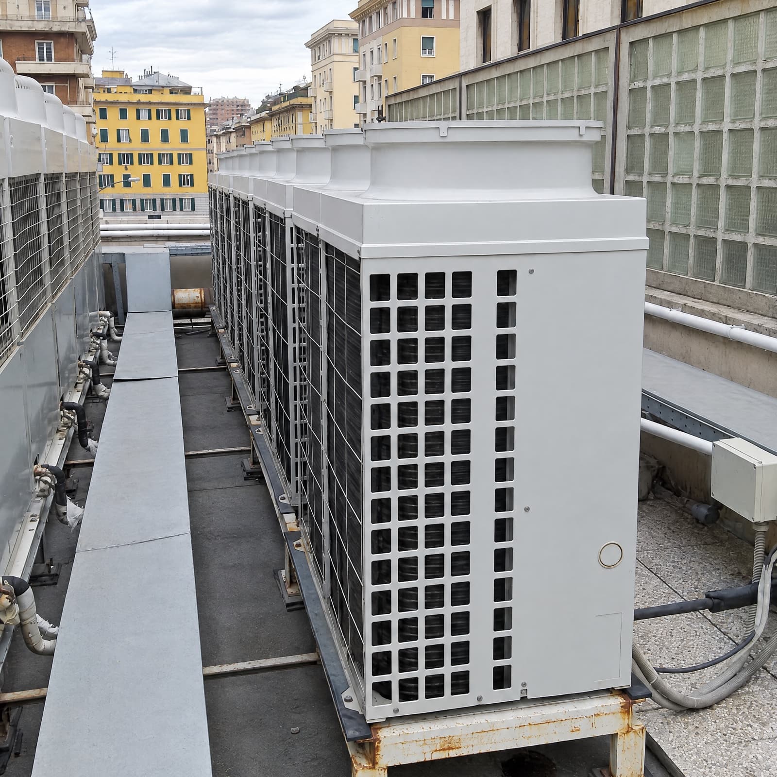 Unità esterne di un impianto VRV su un tetto di Genova